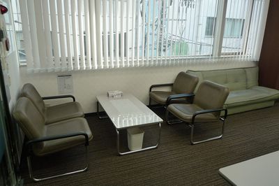 【PARM-CITY131貸会議室　多目的ホール】応接セット｜打合せや商談にも便利｜ - PARM-CITY131貸会議室 仙台｜PARM-CITY131貸会議室　多目的ホール｜最大75名の設備の写真