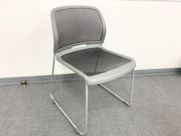 【PARM-CITY131貸会議室　多目的ホール】背面座面メッシュタイプのイスも数脚ございます｜ - PARM-CITY131貸会議室 仙台｜PARM-CITY131貸会議室　多目的ホール｜最大75名の設備の写真