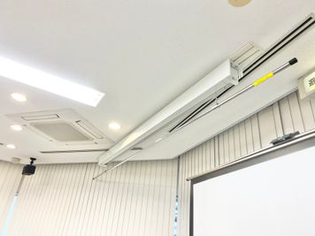 【PARM-CITY131貸会議室　多目的ホール】正面上部に電動吊りバトンあり｜垂れ幕の掲示も可能です｜ - PARM-CITY131貸会議室 仙台｜PARM-CITY131貸会議室　多目的ホール｜最大75名の設備の写真