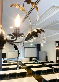 【PARM-CITY131貸会議室　多目的ホール】室内にはダウンライト、ブラケットライトがございます｜ - PARM-CITY131貸会議室 仙台｜PARM-CITY131貸会議室　多目的ホール｜最大75名の設備の写真
