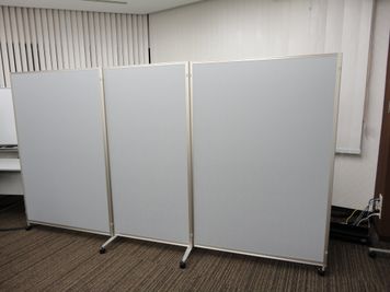 【PARM-CITY131貸会議室　多目的ホール】三つ折りパーテーション2枚あり｜部屋を仕切ったり、ブース作成にも便利｜ - PARM-CITY131貸会議室 仙台｜PARM-CITY131貸会議室　多目的ホール｜最大75名の設備の写真