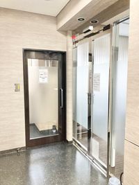 【PARM-CITY131貸会議室　多目的ホール】右側が出入口です｜ - PARM-CITY131貸会議室 仙台｜PARM-CITY131貸会議室　多目的ホール｜最大75名の入口の写真