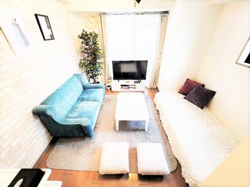 右の白いソファーはスプリング故障のために、現在別のソファーに新調❣ - ViVi梅田 Ten キッチン付きパーティルームの室内の写真