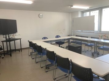 机の配置を変えて、会議にもご利用頂いています。 - ippo札幌 セミナー室の室内の写真