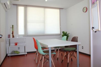 すっきりシンプルなお部屋です。少人数セミナー、個人セッションなどに！個室なので、一人でじっくりお仕事をしたい方にも好評です。 - ippo札幌