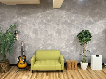 ソファとアコースティックギター - ヨリアイ大和田 レンタルスタジオの設備の写真