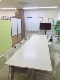 パーティションで区切ることも可能 - コワーキングスペースMIRAI 【地域最安値！会議室｜サロン】上尾駅徒歩3分の設備の写真