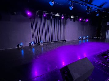 幅12メートルの広いステージ完備！ - K-Stage O! ライブホールの室内の写真