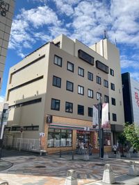 三条通りに面するビルの２Fです。エントランスから2Fにお上がりください。 - YAMATO BASE　奈良 【１名】パーソナルブースA☆高速Wi-Fi無料！ウェビナーに最適の外観の写真
