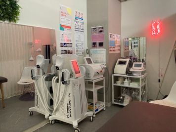 Aルーム　※使用時は要事前連絡
・最新LED脱毛
・次世代EMS
・低周波シミ取りマシン
・育毛、発毛マシン
・VMAXハイフ - Glam　up札幌 総合セルフエステサロン　グラムアップ札幌の室内の写真
