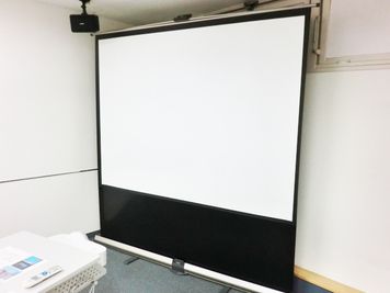 【PARM-CITY131貸会議室　Room5C】プロジェクター用100インチスクリーン｜ - PARM-CITY131貸会議室 仙台｜PARM-CITY131貸会議室　Room5C｜最大31名の設備の写真