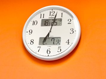 【PARM-CITY131貸会議室　Room5A】壁掛け時計｜ - PARM-CITY131貸会議室 仙台｜PARM-CITY131貸会議室　Room5C｜最大31名の設備の写真