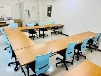 10名会議でのレイアウト例（壁面にプロジェクター投影可能） - 熊本水道町ミーティングスペース 貸し会議室・レンタルスペース（セミナー・商談・リモート・面接）の室内の写真