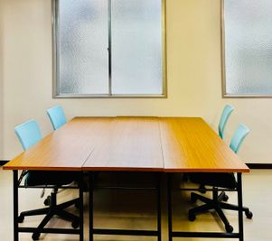 4～6名用商談・面談レイアウト例 - 熊本水道町ミーティングスペース 貸し会議室・レンタルスペース（セミナー・商談・リモート・面接）の室内の写真