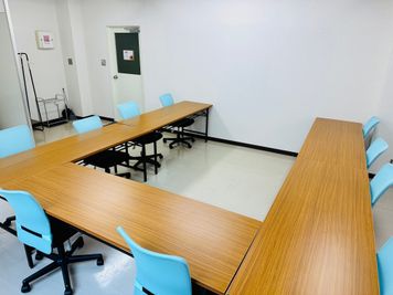 プロジェクターを壁面に投影される方もいらっしゃいます。 - 熊本水道町ミーティングスペース 貸し会議室・レンタルスペース（セミナー・商談・リモート・面接）の室内の写真