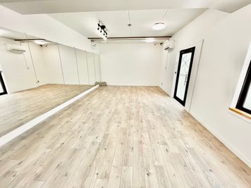 白を基調とした明るい空間です。 - スタジオ スノーラッシュ Studio SnowRush【鷺山】24H🌜大型鏡✨駐車場の室内の写真