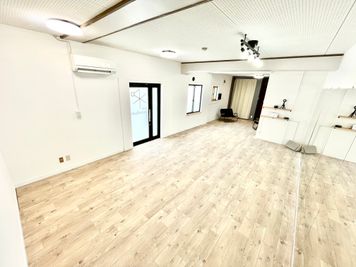 スタジオ スノーラッシュ Studio SnowRush【鷺山】24H🌜大型鏡✨駐車場の室内の写真