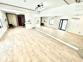ダンススペース2箇所のシーリングライトはダンスやヨガ、その時々の雰囲気に合わせて12段階調色、6段階調光をリモコンで調整することが可能です。 - スタジオ スノーラッシュ Studio SnowRush【鷺山】24H🌜大型鏡✨駐車場の室内の写真