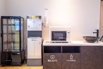 オフィススペースにはフリードリンクやその他生活雑貨有り - MYST（マイスタ） コワーキングスペースMYSTの設備の写真