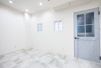 白カベもあるのでプロフィール写真撮影も出来ます!!動画の配信もOK☆ - photo space HISAYA / スタジオhiyori 和室/白壁/メイクスペース/トイレもある撮影レンタルスペースの室内の写真