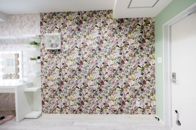 入口すぐは花柄の壁になります！こちらも撮影可能です☆ - photo space HISAYA / スタジオhiyori 和室/白壁/メイクスペース/トイレもある撮影レンタルスペースの入口の写真