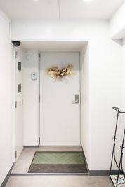 入口(外側)はドライフラワーのモチーフが目印です☆ - photo space HISAYA / スタジオhiyori 和室/白カベ/メイクスペースのあるオシャレな撮影レンタルスペースの入口の写真