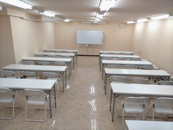 セミナー仕様最大40名 - 【施術用ベッド】【配信機材】も！御茶ノ水研修撮影セミナースペース 【施術用ベッド・配信機材】のある御茶ノ水研修撮影セミナースペースの室内の写真