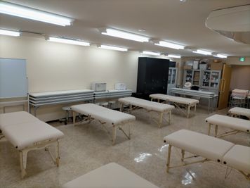 マッサージ仕様 ※マッサージ台＋1000/台 - 【施術用ベッド】【配信機材】も！御茶ノ水研修撮影セミナースペース 【施術用ベッド・配信機材】のある御茶ノ水研修撮影セミナースペースの室内の写真