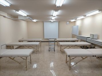 施術研修・セミナー・オンライン配信やハイブリットでの配信・撮影が手ぶらでできるスペースです。普通の会議室としても、格安です - 【施術用ベッド】【配信機材】も！御茶ノ水研修撮影セミナースペース