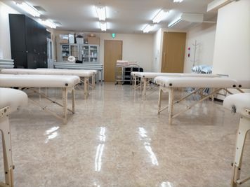 マッサージ仕様 ※マッサージ台＋1000/台 - 【施術用ベッド】【配信機材】も！御茶ノ水研修撮影セミナースペース 【施術用ベッド・配信機材】のある御茶ノ水研修撮影セミナースペースの室内の写真