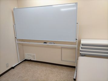 ホワイトボード 無料 - 【施術用ベッド】【配信機材】も！御茶ノ水研修撮影セミナースペース 【施術用ベッド・配信機材】のある御茶ノ水研修撮影セミナースペースの設備の写真