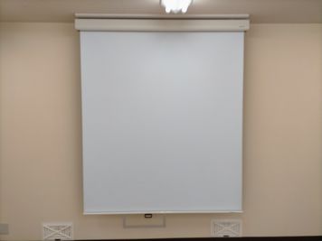 スクリーン 無料 - 【施術用ベッド】【配信機材】も！御茶ノ水研修撮影セミナースペース 【施術用ベッド・配信機材】のある御茶ノ水研修撮影セミナースペースの設備の写真