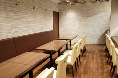 ベンチシートとテーブル席 - レンタルスペースPiccolo レンタルスペースPiccolo大門店（飲食無し･Aプラン）の室内の写真