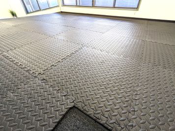 床は硬質マット（土足禁止） - レンタルスタジオアルル西宮北口の室内の写真