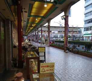 布施駅からアーケードがあり、雨もほとんど雨に濡れません。 - 松井楽器店　キャロットルーム 多目的スペース 　松井楽器店　キャロットの外観の写真