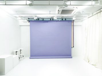 【背景紙の取り付けが簡単になりました！】 - mederu studio 白ホリ撮影スタジオの室内の写真