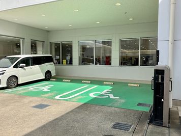 駐車スペースもご用意しています。 - 京都トヨタ本社店のその他の写真