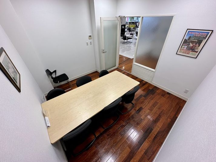 6人掛けテーブルと椅子があります。 - 京都トヨタ本社店の室内の写真