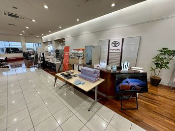 とっても綺麗なショールーム受付です。 - 京都トヨタ本社店の入口の写真