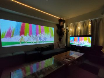 120型プロジェクターと50型テレビで同時投影も！ - エクセルシオール スペース新宿 【新宿三丁目2分】地域最大級120㌅大画面パーティールームの室内の写真