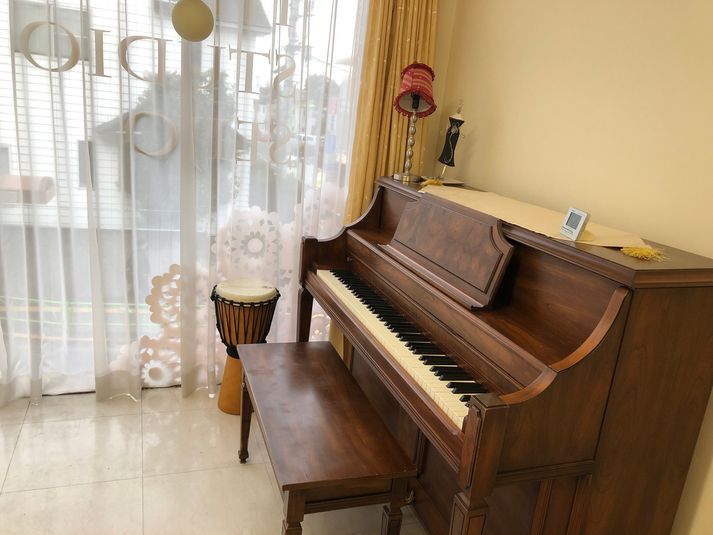 Heinzmanのピアノがあります。 - The Studio Seijoの設備の写真