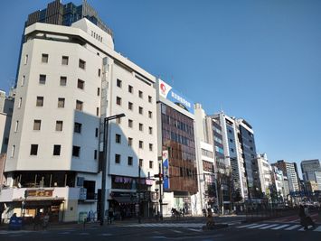 JR四ツ谷駅　四谷口から20号線新宿通りをケンタッキー方面に歩いて2分。最初の信号の角の白いビルが第一上野ビルです。
こちらの７階になります。 - ウィルシャー・プレイス四谷 貸し会議室の外観の写真