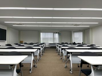 株式会社キーペックス本社ビル 中会議室の室内の写真