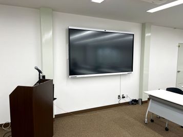 株式会社キーペックス本社ビル 中会議室の設備の写真