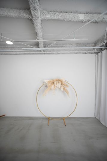 白壁モルタル床のナチュラルな撮影スタジオ - サンカクストア