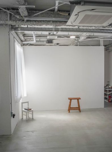 白壁モルタル床のナチュラルな撮影スタジオ - サンカクストア