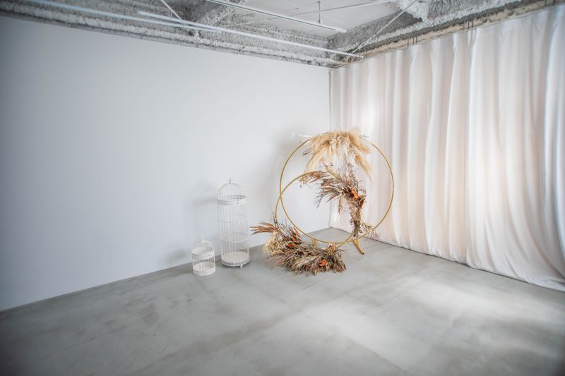 白壁モルタル床のナチュラルな撮影スタジオ - サンカクストア