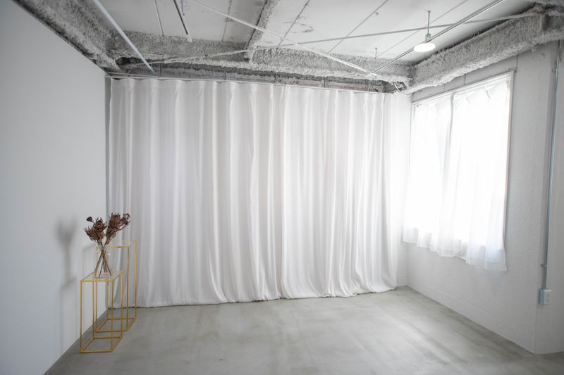 白壁モルタル床のナチュラルな撮影スタジオ - サンカクストア