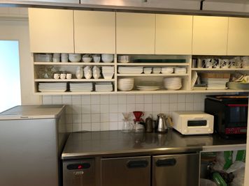 キッチンレンタル(冷蔵庫、レンジ、トースター、食器類、他) -  Roomer キッチンスペース　の設備の写真