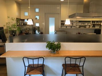 カフェカウンターから見たキッチン(別レンタル) -  Roomer キッチンスペース　の設備の写真